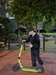 Let me explain Korea's public transportation kickboard. What do you use the most, bicycles, skateboards, etc.? Let me think and analyze it from different perspectives. It's good to have a trip to Korea. 